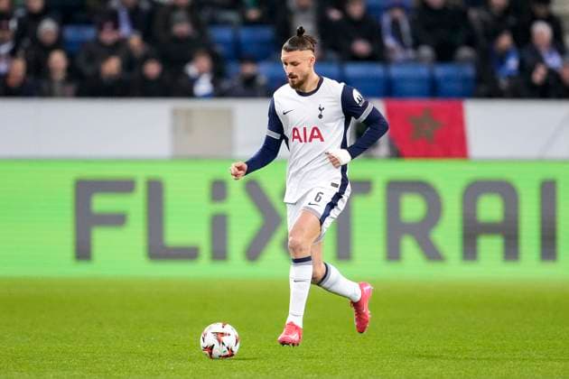 Radu Dragusin (Tottenham, 6), am Ball, Freisteller, Ganzkörper, Einzelbild, Einzelfoto, Aktion, Action, 23.01.2025, Sinsheim (Deutschland), Fussball, UEFA Europa League, Gruppenphase, TSG 1899 Hoffenheim - Tottenham Hotspur, DFB DFL REGULATIONS PROHIBIT ANY USE OF PHOTOGRAPHS AS IMAGE SEQUENCES AND OR QUASI-VIDEO.