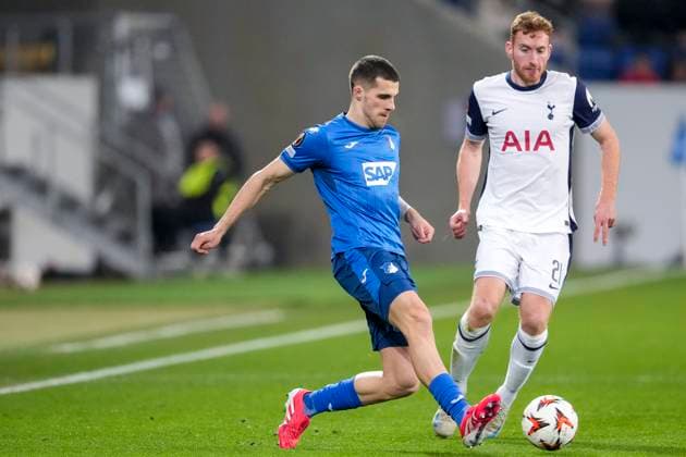 v.li.: David Jurasek (Hoffenheim, 19), Dejan Kulusevski (Tottenham, 21), Zweikampf, Spielszene, Duell, duel, tackle, tackling, Dynamik, Action, Aktion, 23.01.2025, Sinsheim (Deutschland), Fussball, UEFA Europa League, Gruppenphase, TSG 1899 Hoffenheim - Tottenham Hotspur, DFB DFL REGULATIONS PROHIBIT ANY USE OF PHOTOGRAPHS AS IMAGE SEQUENCES AND OR QUASI-VIDEO.