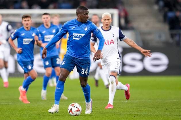 v.li.: Stanley Pierre Nsoki (N Soki, Hoffenheim, 34), Richarlison de Andrade (Tottenham, 9), Aktion, Action, Spielszene, 23.01.2025, Sinsheim (Deutschland), Fussball, UEFA Europa League, Gruppenphase, TSG 1899 Hoffenheim - Tottenham Hotspur, DFB DFL REGULATIONS PROHIBIT ANY USE OF PHOTOGRAPHS AS IMAGE SEQUENCES AND OR QUASI-VIDEO.