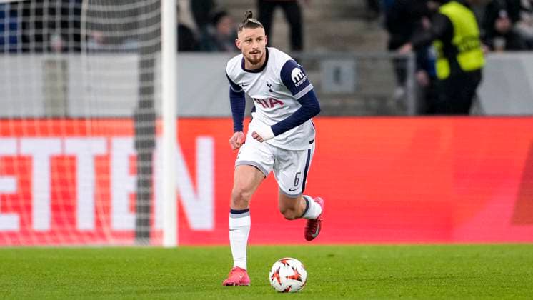 Radu Dragusin (Tottenham, 6), am Ball, Freisteller, Ganzkörper, Einzelbild, Einzelfoto, Aktion, Action, 23.01.2025, Sinsheim (Deutschland), Fussball, UEFA Europa League, Gruppenphase, TSG 1899 Hoffenheim - Tottenham Hotspur, DFB DFL REGULATIONS PROHIBIT ANY USE OF PHOTOGRAPHS AS IMAGE SEQUENCES AND OR QUASI-VIDEO.