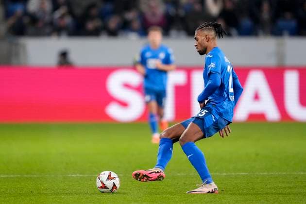 Kevin Akpoguma (Hoffenheim, 25), am Ball, Freisteller, Ganzkörper, Einzelbild, Einzelfoto, Aktion, Action, 23.01.2025, Sinsheim (Deutschland), Fussball, UEFA Europa League, Gruppenphase, TSG 1899 Hoffenheim - Tottenham Hotspur, DFB DFL REGULATIONS PROHIBIT ANY USE OF PHOTOGRAPHS AS IMAGE SEQUENCES AND OR QUASI-VIDEO.