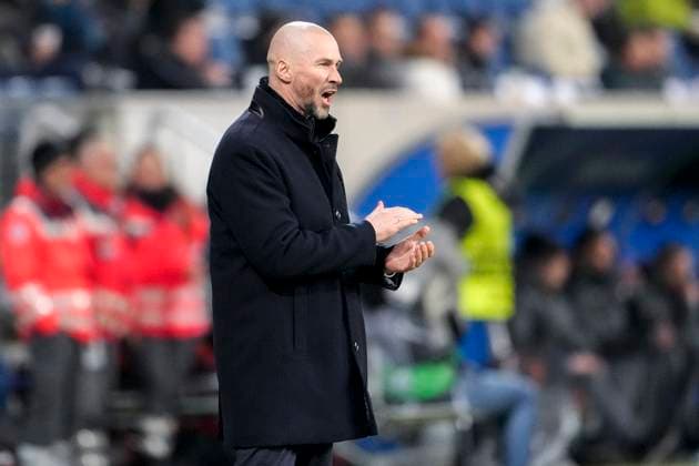 Christian Ilzer (Trainer, Cheftrainer, Hoffenheim), gibt Anweisungen, gestikuliert, mit den Armen gestikulieren, Einzelbild, Einzelfoto, Aktion, Action, 23.01.2025, Sinsheim (Deutschland), Fussball, UEFA Europa League, Gruppenphase, TSG 1899 Hoffenheim - Tottenham Hotspur, DFB DFL REGULATIONS PROHIBIT ANY USE OF PHOTOGRAPHS AS IMAGE SEQUENCES AND OR QUASI-VIDEO.