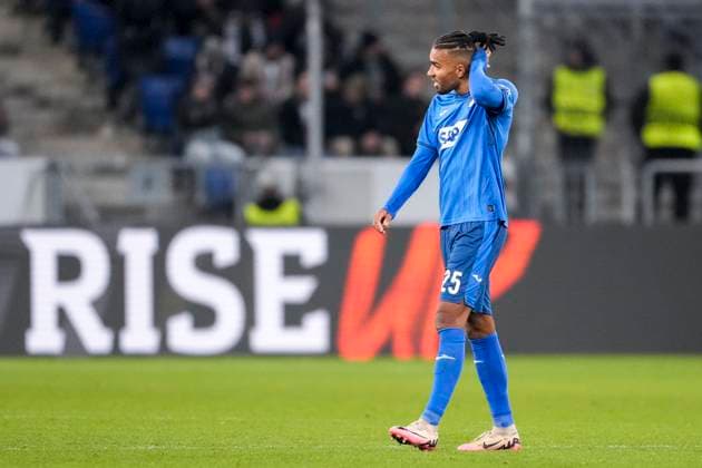 Kevin Akpoguma (Hoffenheim, 25), Spieler der TSG 1899 Hoffenheim, enttäuscht schauend, Enttäuschung, Frustration, disappointed, pessimistisch, Aktion, Action, Spielszene, 23.01.2025, Sinsheim (Deutschland), Fussball, UEFA Europa League, Gruppenphase, TSG 1899 Hoffenheim - Tottenham Hotspur, DFB DFL REGULATIONS PROHIBIT ANY USE OF PHOTOGRAPHS AS IMAGE SEQUENCES AND OR QUASI-VIDEO.