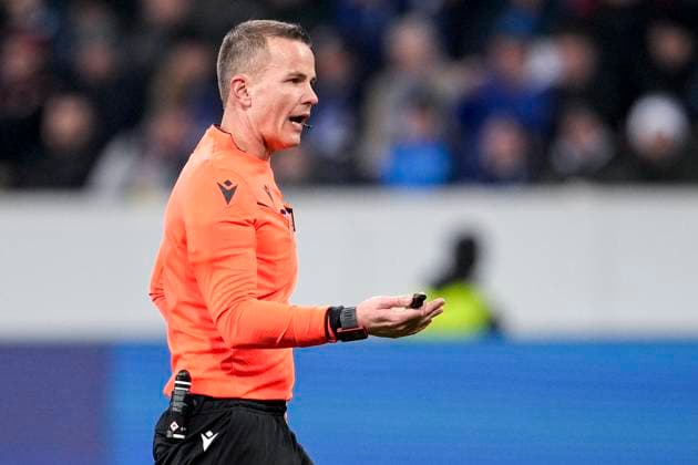 Morten Krogh (Schiedrichter, Dänemark), gibt Anweisungen, gestikuliert, mit den Armen gestikulieren, Einzelbild, Einzelfoto, Aktion, Action, 23.01.2025, Sinsheim (Deutschland), Fussball, UEFA Europa League, Gruppenphase, TSG 1899 Hoffenheim - Tottenham Hotspur, DFB DFL REGULATIONS PROHIBIT ANY USE OF PHOTOGRAPHS AS IMAGE SEQUENCES AND OR QUASI-VIDEO.