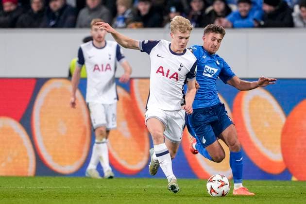 v.li.: Lucas Bergvall (Tottenham, 15), Tom Bischof (Hoffenheim, 7), Zweikampf, Spielszene, Duell, duel, tackle, tackling, Dynamik, Action, Aktion, 23.01.2025, Sinsheim (Deutschland), Fussball, UEFA Europa League, Gruppenphase, TSG 1899 Hoffenheim - Tottenham Hotspur, DFB DFL REGULATIONS PROHIBIT ANY USE OF PHOTOGRAPHS AS IMAGE SEQUENCES AND OR QUASI-VIDEO.
