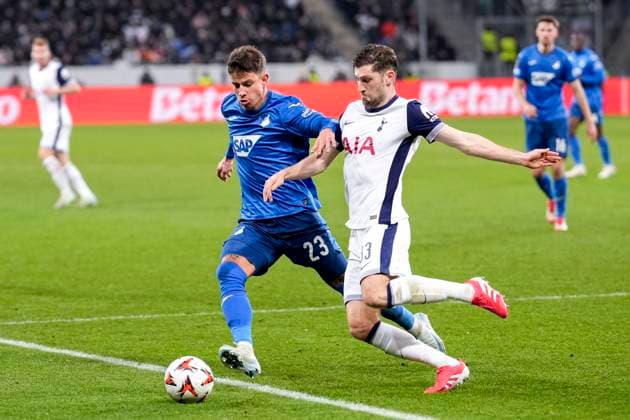 v.li.: Adam Hlozek (Hoffenheim, 23), Ben Davies (Tottenham, 33), Zweikampf, Spielszene, Duell, duel, tackle, tackling, Dynamik, Action, Aktion, 23.01.2025, Sinsheim (Deutschland), Fussball, UEFA Europa League, Gruppenphase, TSG 1899 Hoffenheim - Tottenham Hotspur, DFB DFL REGULATIONS PROHIBIT ANY USE OF PHOTOGRAPHS AS IMAGE SEQUENCES AND OR QUASI-VIDEO.
