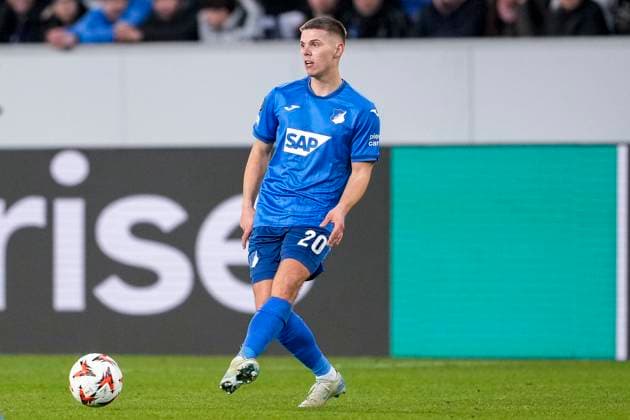 Finn Ole Becker (Hoffenheim, 20), am Ball, Freisteller, Ganzkörper, Einzelbild, Einzelfoto, Aktion, Action, 23.01.2025, Sinsheim (Deutschland), Fussball, UEFA Europa League, Gruppenphase, TSG 1899 Hoffenheim - Tottenham Hotspur, DFB DFL REGULATIONS PROHIBIT ANY USE OF PHOTOGRAPHS AS IMAGE SEQUENCES AND OR QUASI-VIDEO.