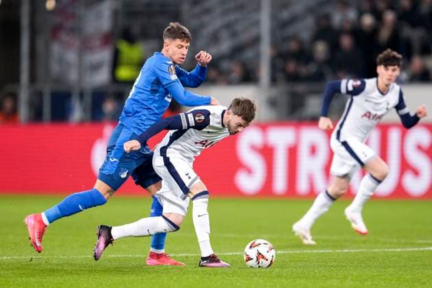 v.li.: Adam Hlozek (Hoffenheim, 23), James Maddison (Tottenham, 10), Zweikampf, Spielszene, Duell, duel, tackle, tackling, Dynamik, Action, Aktion, 23.01.2025, Sinsheim (Deutschland), Fussball, UEFA Europa League, Gruppenphase, TSG 1899 Hoffenheim - Tottenham Hotspur, DFB DFL REGULATIONS PROHIBIT ANY USE OF PHOTOGRAPHS AS IMAGE SEQUENCES AND OR QUASI-VIDEO.