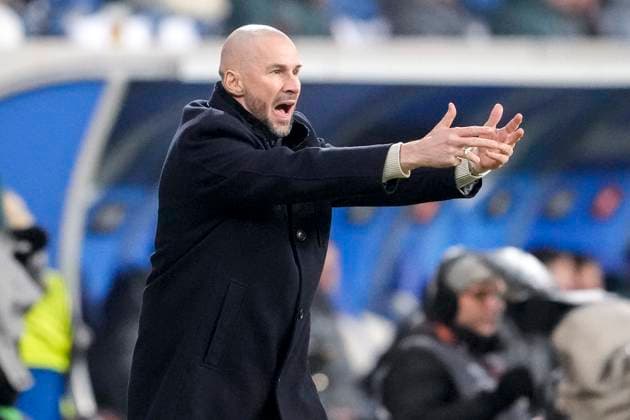 Christian Ilzer (Trainer, Cheftrainer, Hoffenheim), gibt Anweisungen, gestikuliert, mit den Armen gestikulieren, Einzelbild, Einzelfoto, Aktion, Action, 23.01.2025, Sinsheim (Deutschland), Fussball, UEFA Europa League, Gruppenphase, TSG 1899 Hoffenheim - Tottenham Hotspur, DFB DFL REGULATIONS PROHIBIT ANY USE OF PHOTOGRAPHS AS IMAGE SEQUENCES AND OR QUASI-VIDEO.