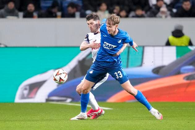 v.li.: Ben Davies (Tottenham, 33), Max Moerstedt (Hoffenheim, 33), Zweikampf, Spielszene, Duell, duel, tackle, tackling, Dynamik, Action, Aktion, 23.01.2025, Sinsheim (Deutschland), Fussball, UEFA Europa League, Gruppenphase, TSG 1899 Hoffenheim - Tottenham Hotspur, DFB DFL REGULATIONS PROHIBIT ANY USE OF PHOTOGRAPHS AS IMAGE SEQUENCES AND OR QUASI-VIDEO.