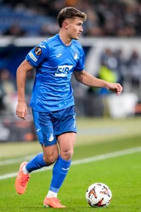 Tom Bischof (Hoffenheim, 7), am Ball, Freisteller, Ganzkörper, Einzelbild, Einzelfoto, Aktion, Action, 23.01.2025, Sinsheim (Deutschland), Fussball, UEFA Europa League, Gruppenphase, TSG 1899 Hoffenheim - Tottenham Hotspur, DFB DFL REGULATIONS PROHIBIT ANY USE OF PHOTOGRAPHS AS IMAGE SEQUENCES AND OR QUASI-VIDEO.