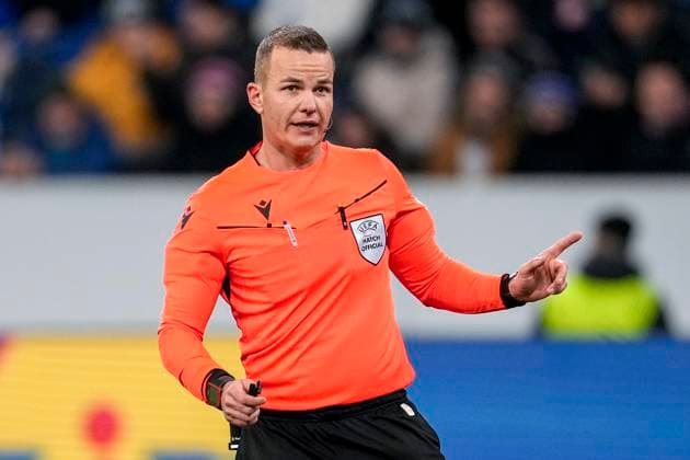 Morten Krogh (Schiedrichter, Dänemark), gibt Anweisungen, gestikuliert, mit den Armen gestikulieren, Einzelbild, Einzelfoto, Aktion, Action, 23.01.2025, Sinsheim (Deutschland), Fussball, UEFA Europa League, Gruppenphase, TSG 1899 Hoffenheim - Tottenham Hotspur, DFB DFL REGULATIONS PROHIBIT ANY USE OF PHOTOGRAPHS AS IMAGE SEQUENCES AND OR QUASI-VIDEO.