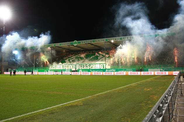 24.01.2025, xrekx, Fussball 2.Bundesliga, Spvgg Greuther Fuerth - 1.FC Kaiserslautern emspor, v.l. Fans ,Stimmung, Schals, Ultras, Zuschauer, Besucher, Choreo, Choreografie, atmosphere, scarves, spectators, visitors Fuerth (DFL DFB REGULATIONS PROHIBIT ANY USE OF PHOTOGRAPHS as IMAGE SEQUENCES and or QUASI-VIDEO) Fuerth