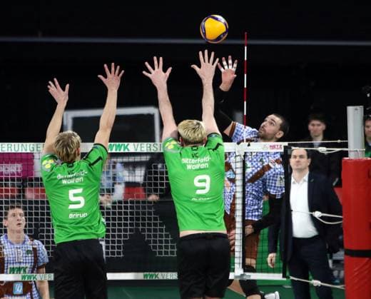 von links Luca BRIRUP (Bitterfeld), James AUBREY (Bitterfeld), Victor RODRIGUEZ PEREZ (Herrsching), He-Volleyballl, Bundesliga, 2024 25, 24.01.25, WWK Volleys Herrsching vs VC Bitterfeld-Wolfen, BMW Park, Muenchen, Copyright: WolfgangxFehrmann