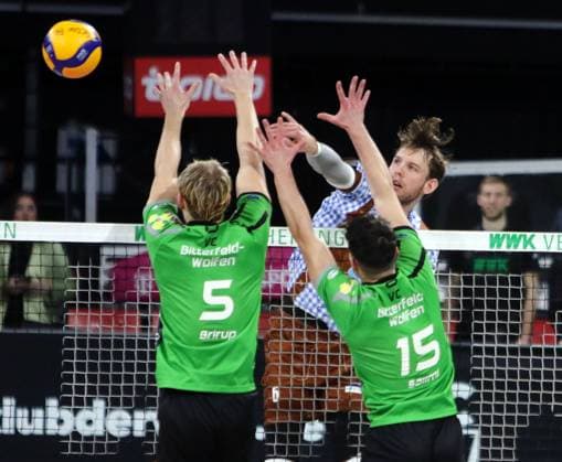 von links Luca BRIRUP (Bitterfeld), Filip JOHN (Herrsching), Lukas SALIMI (Bitterfeld), He-Volleyballl, Bundesliga, 2024 25, 24.01.25, WWK Volleys Herrsching vs VC Bitterfeld-Wolfen, BMW Park, Muenchen, Copyright: WolfgangxFehrmann