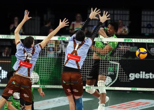 von links Laurenz WELSCH (Herrsching), Djorde ILIC (Herrsching), Alberto PEDROSO GARRIGA (Bitterfeld), He-Volleyballl, Bundesliga, 2024 25, 24.01.25, WWK Volleys Herrsching vs VC Bitterfeld-Wolfen, BMW Park, Muenchen, Copyright: WolfgangxFehrmann