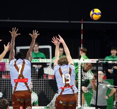 von links Magloire MAYAULA NZEZA (Herrsching), Severin BRANDT (Herrsching), Aaron NEUMANN (Bitterfeld), He-Volleyballl, Bundesliga, 2024 25, 24.01.25, WWK Volleys Herrsching vs VC Bitterfeld-Wolfen, BMW Park, Muenchen, Copyright: WolfgangxFehrmann