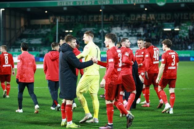 24.01.2025, xrekx, Fussball 2.Bundesliga, Spvgg Greuther Fuerth - 1.FC Kaiserslautern emspor, v.l. Daniel Hanslik (1.FC Kaiserslautern) Julian Krahl (1.FC Kaiserslautern) Leon Robinson (1.FC Kaiserslautern) lacht, laechelt, positiv, zufrieden, laughs, smiles, positive, satisfied (DFL DFB REGULATIONS PROHIBIT ANY USE OF PHOTOGRAPHS as IMAGE SEQUENCES and or QUASI-VIDEO) Fuerth