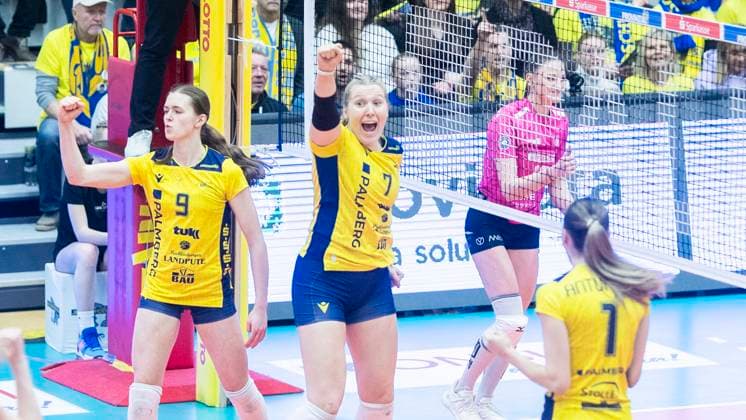 15.1.2025, Volleyball, Frauen, VBL, 1. VBL, 1. Volleyball-Bundesliga, 21.Spieltag, SSC Palmberg Schwerin - VC Wiesbaden Die Spielerinnen des SSC Palmberg Schwerin jubeln. Leana Grozer (SSC Palmberg Schwerin, li.), Meg Wolowicz (SSC Palmberg Schwerin, Mitte) und Karla Antunovic (SSC Palmberg Schwerin, re.) Schwerin Palmberg Arena Mecklenburg-Vorpommern Deutschland