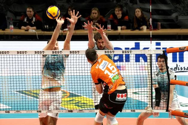 DEU, DVV, 1.VBL, BR Volleys vs. Dueren, 25.01.2025, Max-Schmeling-Halle, Berlin, DEU, DVV, 1.VBL, BR Volleys vs. Dueren, im Bild Moritz Reichert (BR Volleys 15), Robin Baghdady (Dueren 8), Franois Huetz (Dueren 17) Foto: Juergen Engler nordphoto GmbH