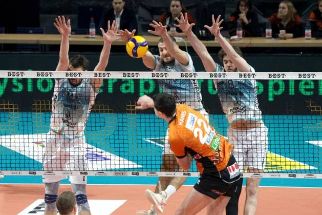 DEU, DVV, 1.VBL, BR Volleys vs. Dueren, 25.01.2025, Max-Schmeling-Halle, Berlin, DEU, DVV, 1.VBL, BR Volleys vs. Dueren, im Bild Jake Hanes (BR Volleys 22), Robin Baghdady (Dueren 8), Franois Huetz (Dueren 17), Matthew Neaves (Dueren 14) Foto: Juergen Engler nordphoto GmbH