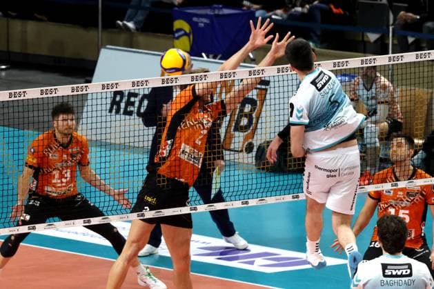 DEU, DVV, 1.VBL, BR Volleys vs. Dueren, 25.01.2025, Max-Schmeling-Halle, Berlin, DEU, DVV, 1.VBL, BR Volleys vs. Dueren, im Bild Matthew Knigge (BR Volleys 2), Imanol Salazar (Dueren 5) Foto: Juergen Engler nordphoto GmbH
