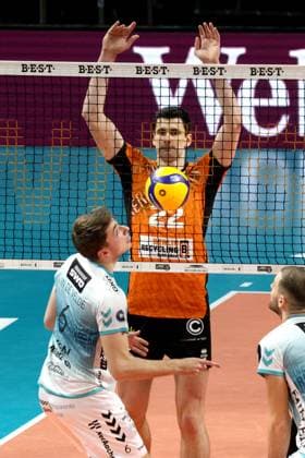 DEU, DVV, 1.VBL, BR Volleys vs. Dueren, 25.01.2025, Max-Schmeling-Halle, Berlin, DEU, DVV, 1.VBL, BR Volleys vs. Dueren, im Bild Jake Hanes (BR Volleys 22), Robbe Van de Velde Gavlas (Dueren 6) Foto: Juergen Engler nordphoto GmbH