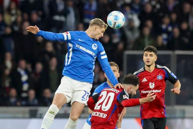 Michael Cuisance (Hertha BSC Berlin) und Marco Richter (Hamburger SV) kaempfen um den Ball, 2. Bundesliga, Hertha BSC vs Hamburger SV, Olympiastadion am 25. January 2025 in Berlin, Deutschland. (Foto von Marco Steinbrenner DeFodi Images) Michael Cuisance (Hertha BSC Berlin) und Marco Richter (Hamburger SV) battle for the ball, 2. Bundesliga, Hertha BSC vs Hamburger SV, Olympiastadion, January 25, 2025 in Berlin, Germany. (Photo by Marco Steinbrenner DeFodi Images) DFB DFL REGULATIONS PROHIBIT ANY USE OF PHOTOGRAPHS AS IMAGE SEQUENCES AND OR QUASI-VIDEO. Defodi-700_berlin_hsv_20250125_002
