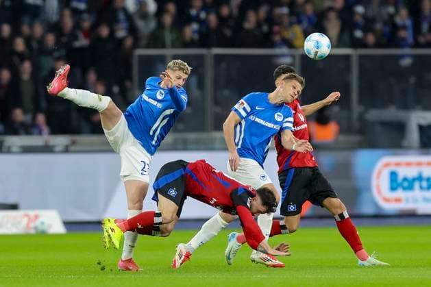 Michael Cuisance (Hertha BSC Berlin), Marco Richter (Hamburger SV) und Florian Niederlechner (Hertha BSC Berlin) kaempfen um den Ball, 2. Bundesliga, Hertha BSC vs Hamburger SV, Olympiastadion am 25. January 2025 in Berlin, Deutschland. (Foto von Marco Steinbrenner DeFodi Images) Michael Cuisance (Hertha BSC Berlin), Marco Richter (Hamburger SV) und Florian Niederlechner (Hertha BSC Berlin) battle for the ball, 2. Bundesliga, Hertha BSC vs Hamburger SV, Olympiastadion, January 25, 2025 in Berlin, Germany. (Photo by Marco Steinbrenner DeFodi Images) DFB DFL REGULATIONS PROHIBIT ANY USE OF PHOTOGRAPHS AS IMAGE SEQUENCES AND OR QUASI-VIDEO. Defodi-700_berlin_hsv_20250125_003