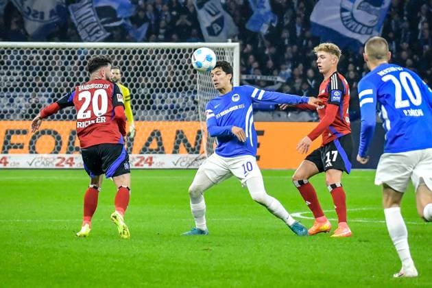 25.01.2025, xlakx, Fussball 2.Bundesliga, Hertha BSC Berlin - Hamburger SV emspor, v.l. Marco Richter (Hamburger SV 20),Ibrahim Maza (Hertha BSC 10),Adam Karabec (Hamburger SV 17),Zweikampf, Duell, Kampf, tackle (DFL DFB REGULATIONS PROHIBIT ANY USE OF PHOTOGRAPHS as IMAGE SEQUENCES and or QUASI-VIDEO) Daniel Lakomski Jan Huebner Berlin