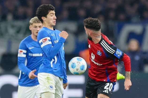 Ibrahim Maza (Hertha BSC Berlin) und Marco Richter (Hamburger SV) kaempfen um den Ball, 2. Bundesliga, Hertha BSC vs Hamburger SV, Olympiastadion am 25. January 2025 in Berlin, Deutschland. (Foto von Marco Steinbrenner DeFodi Images) Ibrahim Maza (Hertha BSC Berlin) und Marco Richter (Hamburger SV) battle for the ball, 2. Bundesliga, Hertha BSC vs Hamburger SV, Olympiastadion, January 25, 2025 in Berlin, Germany. (Photo by Marco Steinbrenner DeFodi Images) DFB DFL REGULATIONS PROHIBIT ANY USE OF PHOTOGRAPHS AS IMAGE SEQUENCES AND OR QUASI-VIDEO. Defodi-700_berlin_hsv_20250125_012