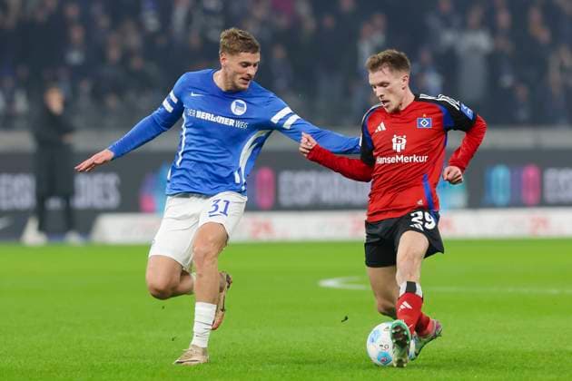 Marton Dardai (Hertha BSC Berlin) und Emir Sahiti (Hamburger SV) kaempfen um den Ball, 2. Bundesliga, Hertha BSC vs Hamburger SV, Olympiastadion am 25. January 2025 in Berlin, Deutschland. (Foto von Marco Steinbrenner DeFodi Images) Marton Dardai (Hertha BSC Berlin) und Emir Sahiti (Hamburger SV) battle for the ball, 2. Bundesliga, Hertha BSC vs Hamburger SV, Olympiastadion, January 25, 2025 in Berlin, Germany. (Photo by Marco Steinbrenner DeFodi Images) DFB DFL REGULATIONS PROHIBIT ANY USE OF PHOTOGRAPHS AS IMAGE SEQUENCES AND OR QUASI-VIDEO. Defodi-700_berlin_hsv_20250125_014