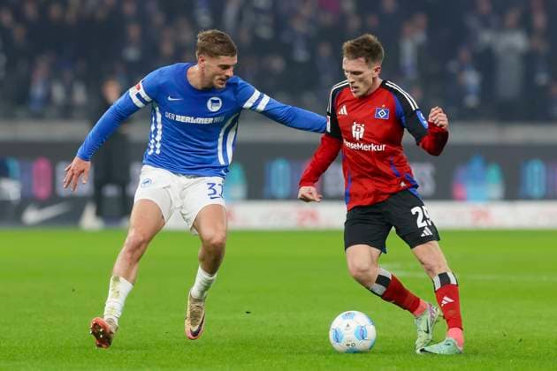 Marton Dardai (Hertha BSC Berlin) und Emir Sahiti (Hamburger SV) kaempfen um den Ball, 2. Bundesliga, Hertha BSC vs Hamburger SV, Olympiastadion am 25. January 2025 in Berlin, Deutschland. (Foto von Marco Steinbrenner DeFodi Images) Marton Dardai (Hertha BSC Berlin) und Emir Sahiti (Hamburger SV) battle for the ball, 2. Bundesliga, Hertha BSC vs Hamburger SV, Olympiastadion, January 25, 2025 in Berlin, Germany. (Photo by Marco Steinbrenner DeFodi Images) DFB DFL REGULATIONS PROHIBIT ANY USE OF PHOTOGRAPHS AS IMAGE SEQUENCES AND OR QUASI-VIDEO. Defodi-700_berlin_hsv_20250125_015