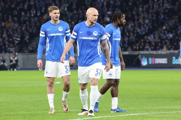DEU, DFL, 2. FBL, Hertha BSC vs. Hambuerger SV, 25.01.2025, Berliner Olympiastadion, Berlin, DEU, DFL, 2. FBL, Hertha BSC vs. Hambuerger SV, im Bild Marton Dardai (Hertha BSC Berlin 31), Toni Leistner (Hertha BSC Berlin 37), Deyovaisio Zeefuik (Hertha BSC Berlin 42) DFL - regulations prohibit any use of Photographs as image sequences and or quasi-video Foto: Juergen Engler nordphoto GmbH