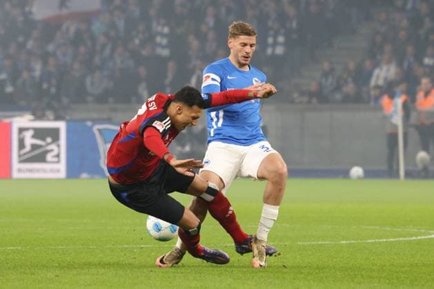 DEU, DFL, 2. FBL, Hertha BSC vs. Hambuerger SV, 25.01.2025, Berliner Olympiastadion, Berlin, DEU, DFL, 2. FBL, Hertha BSC vs. Hambuerger SV, im Bild Marton Dardai (Hertha BSC Berlin 31),. Davie Selke (Hamburger SV 27) DFL - regulations prohibit any use of Photographs as image sequences and or quasi-video Foto: Juergen Engler nordphoto GmbH