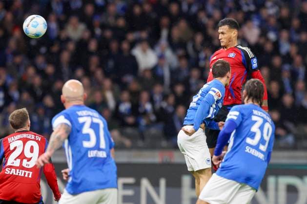 Davie Selke (Hamburger SV) erzielt mit diesem Kopfball das Tor zum 0:1, 2. Bundesliga, Hertha BSC vs Hamburger SV, Olympiastadion am 25. January 2025 in Berlin, Deutschland. (Foto von Marco Steinbrenner DeFodi Images) Davie Selke (Hamburger SV) scores the goal with this header to make it 0:1, 2. Bundesliga, Hertha BSC vs Hamburger SV, Olympiastadion, January 25, 2025 in Berlin, Germany. (Photo by Marco Steinbrenner DeFodi Images) DFB DFL REGULATIONS PROHIBIT ANY USE OF PHOTOGRAPHS AS IMAGE SEQUENCES AND OR QUASI-VIDEO. Defodi-700_berlin_hsv_20250125_016