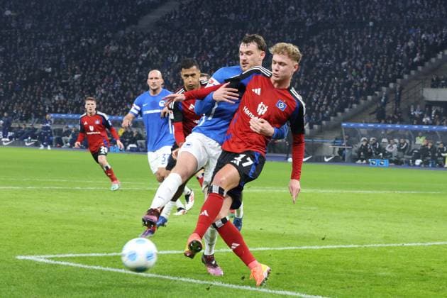 DEU, DFL, 2. FBL, Hertha BSC vs. Hambuerger SV, 25.01.2025, Berliner Olympiastadion, Berlin, DEU, DFL, 2. FBL, Hertha BSC vs. Hambuerger SV, im Bild Pascal Klemens (Hertha BSC Berlin 41), Adam Karabec (Hamburger SV 17) DFL - regulations prohibit any use of Photographs as image sequences and or quasi-video Foto: Juergen Engler nordphoto GmbH