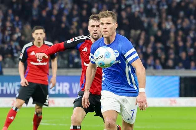 Jonas Meffert (Hamburger SV) und Florian Niederlechner (Hertha BSC Berlin) kaempfen um den Ball, 2. Bundesliga, Hertha BSC vs Hamburger SV, Olympiastadion am 25. January 2025 in Berlin, Deutschland. (Foto von Marco Steinbrenner DeFodi Images) Jonas Meffert (Hamburger SV) und Florian Niederlechner (Hertha BSC Berlin) battle for the ball, 2. Bundesliga, Hertha BSC vs Hamburger SV, Olympiastadion, January 25, 2025 in Berlin, Germany. (Photo by Marco Steinbrenner DeFodi Images) DFB DFL REGULATIONS PROHIBIT ANY USE OF PHOTOGRAPHS AS IMAGE SEQUENCES AND OR QUASI-VIDEO. Defodi-700_berlin_hsv_20250125_028