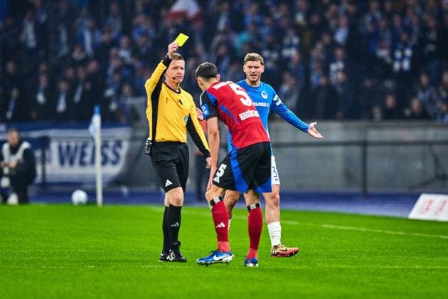 gelbe Karte fuer, Dennis Hadzikadunic (Hamburger SV, 05), fiel an, Michal Karbownik (Hertha BSC, 33), GER, Hertha BSC vs. Hamburger SV (HSV), Fussball Herren, 2. Bundesliga, Saison 2024 2025, 19. Spieltag, 25.01.2025 (DFL REGULATIONS PROHIBIT ANY USE OF PHOTOGRAPHS AS IMAGE SEQUENCES AND OR QUASI - VIDEO). GER, Hertha BSC vs. Hamburger SV (HSV), Fussball Herren, 2. Bundesliga, Saison 2024 2025, 19. Spieltag, 25.01.2025 Berlin