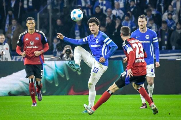 25.01.2025, xlakx, Fussball 2.Bundesliga, Hertha BSC Berlin - Hamburger SV emspor, v.l. Davie Selke (Hamburger SV 27),Ibrahim Maza (Hertha BSC 10),Jonas Meffert (Hamburger SV 23),Zweikampf, Duell, Kampf, tackle (DFL DFB REGULATIONS PROHIBIT ANY USE OF PHOTOGRAPHS as IMAGE SEQUENCES and or QUASI-VIDEO) Daniel Lakomski Jan Huebner Berlin