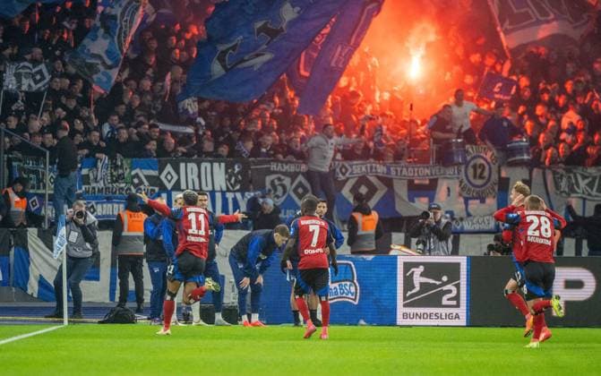 Fussball, Herren, Saison 2024 2025, 2. Bundesliga (19. Spieltag), Hertha BSC - Hamburger SV, v. l. Ransford-Yeboah Königsdörffer (Hamburger SV), Jean-Luc Dompe (Hamburger SV), Miro Muheim (Hamburger SV), Jubel nach Tor zum 2:0, 25.01. 2025,