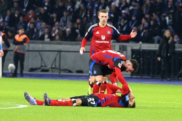 DEU, DFL, 2. FBL, Hertha BSC vs. Hambuerger SV, 25.01.2025, Berliner Olympiastadion, Berlin, DEU, DFL, 2. FBL, Hertha BSC vs. Hambuerger SV, im Bild Davie Selke (Hamburger SV 27) verletzt, Marco Richter (Hamburger SV 20), Miro Muheim (Hamburger SV 28) DFL - regulations prohibit any use of Photographs as image sequences and or quasi-video Foto: Juergen Engler nordphoto GmbH