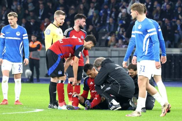 DEU, DFL, 2. FBL, Hertha BSC vs. Hambuerger SV, 25.01.2025, Berliner Olympiastadion, Berlin, DEU, DFL, 2. FBL, Hertha BSC vs. Hambuerger SV, im Bild Davie Selke (Hamburger SV 27) verletzt DFL - regulations prohibit any use of Photographs as image sequences and or quasi-video Foto: Juergen Engler nordphoto GmbH