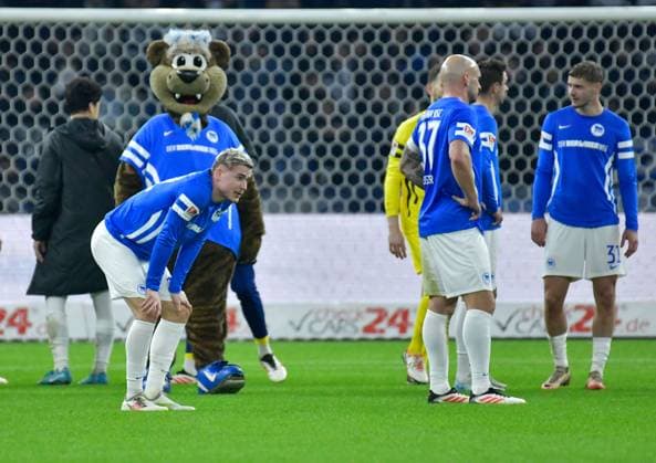 25.01.2025, xlakx, Fussball 2.Bundesliga, Hertha BSC Berlin - Hamburger SV emspor, v.l. Marten Winkler (Hertha BSC 22),Toni Leistner (Hertha BSC 37),Marton Dardai (Hertha BSC 31), enttaeuscht, schaut enttaeuscht, niedergeschlagen, disappointed (DFL DFB REGULATIONS PROHIBIT ANY USE OF PHOTOGRAPHS as IMAGE SEQUENCES and or QUASI-VIDEO) Daniel Lakomski Jan Huebner Berlin