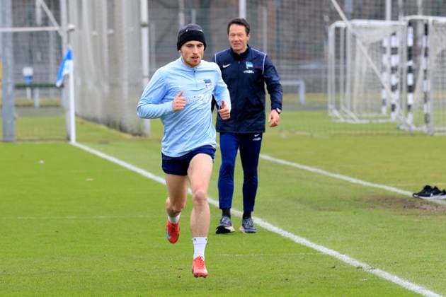 DEU, DFL, 2. FBL Hertha BSC, Training, 26.01.2025, Sportforum, Berlin, DEU, DFL, 2. FBL Hertha BSC, Training, im Bild Jonjoe Kenny (Hertha BSC Berlin 16), Konditionstrainer Hendrik Kuchno (Hertha BSC Berlin) DFL - regulations prohibit any use of Photographs as image sequences and or quasi-video Foto: Juergen Engler nordphoto GmbH