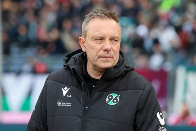 Trainer Andre Breitenreiter (Hannover 96) schaut enttaeuscht, 2. Bundesliga, Hannover 96 vs Preußen Münster, Heinz von Heiden Arena am 26. January 2025 in Hannover, Deutschland. (Foto von Marco Steinbrenner DeFodi Images) Trainer Andre Breitenreiter (Hannover 96) looks dejected, 2. Bundesliga, Hannover 96 vs Preußen Münster, Heinz von Heiden Arena, January 26, 2025 in Hanover, Germany. (Photo by Marco Steinbrenner DeFodi Images) DFB DFL REGULATIONS PROHIBIT ANY USE OF PHOTOGRAPHS AS IMAGE SEQUENCES AND OR QUASI-VIDEO. Defodi-700_hannover_muenster_20250126_025