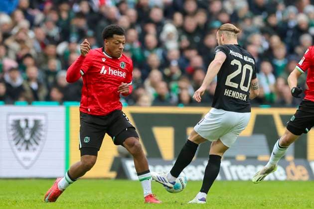 Jessic Ngankam (Hannover 96) und Jorrit Hendrix (SC Preussen Muenster) kaempfen um den Ball, 2. Bundesliga, Hannover 96 vs Preußen Münster, Heinz von Heiden Arena am 26. January 2025 in Hannover, Deutschland. (Foto von Marco Steinbrenner DeFodi Images) Jessic Ngankam (Hannover 96) und Jorrit Hendrix (SC Preussen Muenster) battle for the ball, 2. Bundesliga, Hannover 96 vs Preußen Münster, Heinz von Heiden Arena, January 26, 2025 in Hanover, Germany. (Photo by Marco Steinbrenner DeFodi Images) DFB DFL REGULATIONS PROHIBIT ANY USE OF PHOTOGRAPHS AS IMAGE SEQUENCES AND OR QUASI-VIDEO. Defodi-700_hannover_muenster_20250126_032
