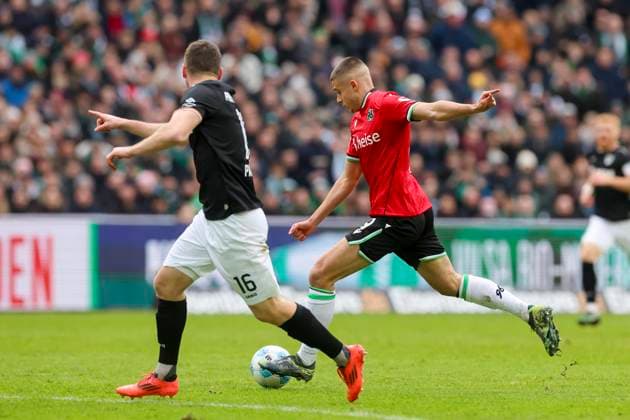 Torge Paetow (SC Preussen Muenster) und Nicolo Tresoldi (Hannover 96) kaempfen um den Ball, 2. Bundesliga, Hannover 96 vs Preußen Münster, Heinz von Heiden Arena am 26. January 2025 in Hannover, Deutschland. (Foto von Marco Steinbrenner DeFodi Images) Torge Paetow (SC Preussen Muenster) und Nicolo Tresoldi (Hannover 96) battle for the ball, 2. Bundesliga, Hannover 96 vs Preußen Münster, Heinz von Heiden Arena, January 26, 2025 in Hanover, Germany. (Photo by Marco Steinbrenner DeFodi Images) DFB DFL REGULATIONS PROHIBIT ANY USE OF PHOTOGRAPHS AS IMAGE SEQUENCES AND OR QUASI-VIDEO. Defodi-700_hannover_muenster_20250126_033