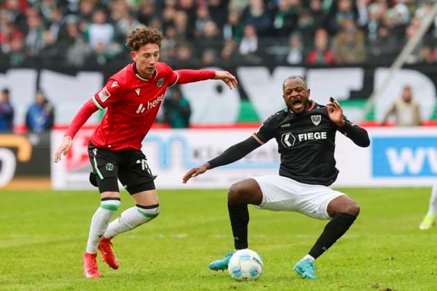 Jannik Rochelt (Hannover 96) und David Kinsombi (SC Preussen Muenster) kaempfen um den Ball, 2. Bundesliga, Hannover 96 vs Preußen Münster, Heinz von Heiden Arena am 26. January 2025 in Hannover, Deutschland. (Foto von Marco Steinbrenner DeFodi Images) Jannik Rochelt (Hannover 96) und David Kinsombi (SC Preussen Muenster) battle for the ball, 2. Bundesliga, Hannover 96 vs Preußen Münster, Heinz von Heiden Arena, January 26, 2025 in Hanover, Germany. (Photo by Marco Steinbrenner DeFodi Images) DFB DFL REGULATIONS PROHIBIT ANY USE OF PHOTOGRAPHS AS IMAGE SEQUENCES AND OR QUASI-VIDEO. Defodi-700_hannover_muenster_20250126_035