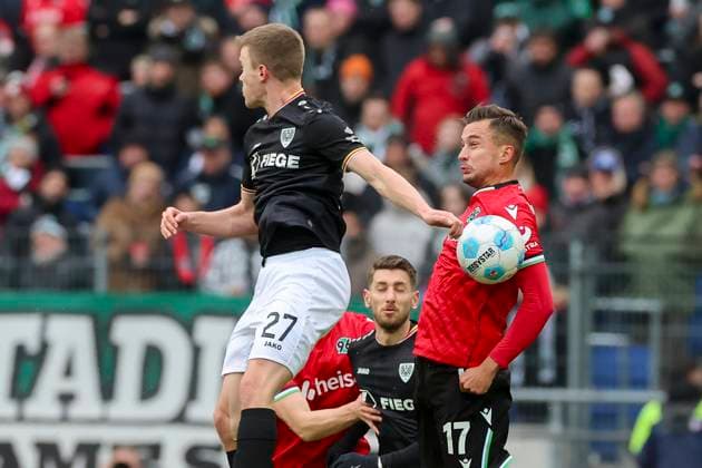 Jano Ter Horst (SC Preussen Muenster) und Bartlomiej Wdowik (Hannover 96) kaempfen um den Ball, 2. Bundesliga, Hannover 96 vs Preußen Münster, Heinz von Heiden Arena am 26. January 2025 in Hannover, Deutschland. (Foto von Marco Steinbrenner DeFodi Images) Jano Ter Horst (SC Preussen Muenster) und Bartlomiej Wdowik (Hannover 96) battle for the ball, 2. Bundesliga, Hannover 96 vs Preußen Münster, Heinz von Heiden Arena, January 26, 2025 in Hanover, Germany. (Photo by Marco Steinbrenner DeFodi Images) DFB DFL REGULATIONS PROHIBIT ANY USE OF PHOTOGRAPHS AS IMAGE SEQUENCES AND OR QUASI-VIDEO. Defodi-700_hannover_muenster_20250126_037